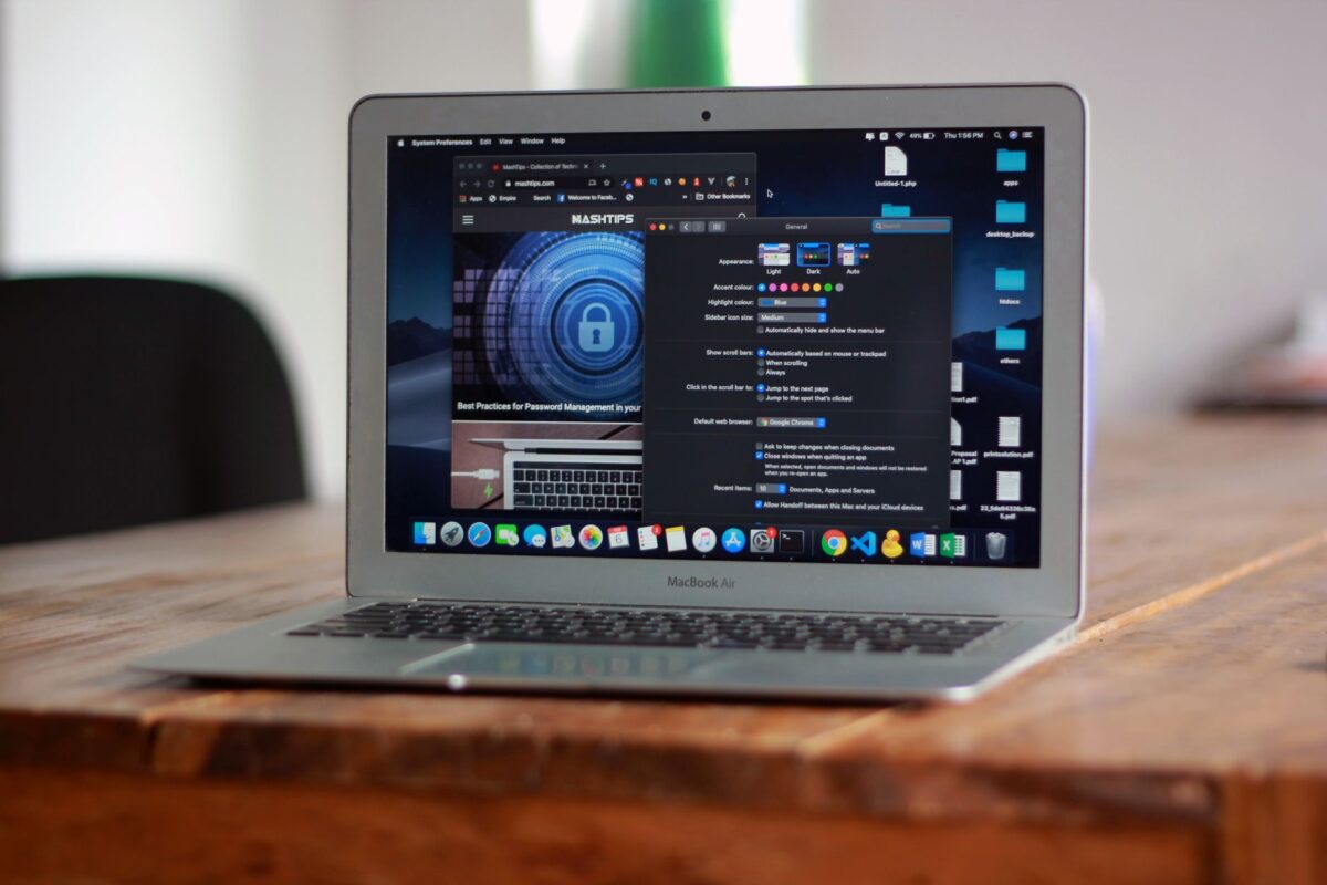 MacBook Air ouvert affichant un navigateur web sur une table en bois