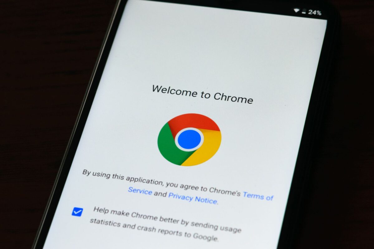 Smartphone affichant la page d'accueil de Google Chrome
