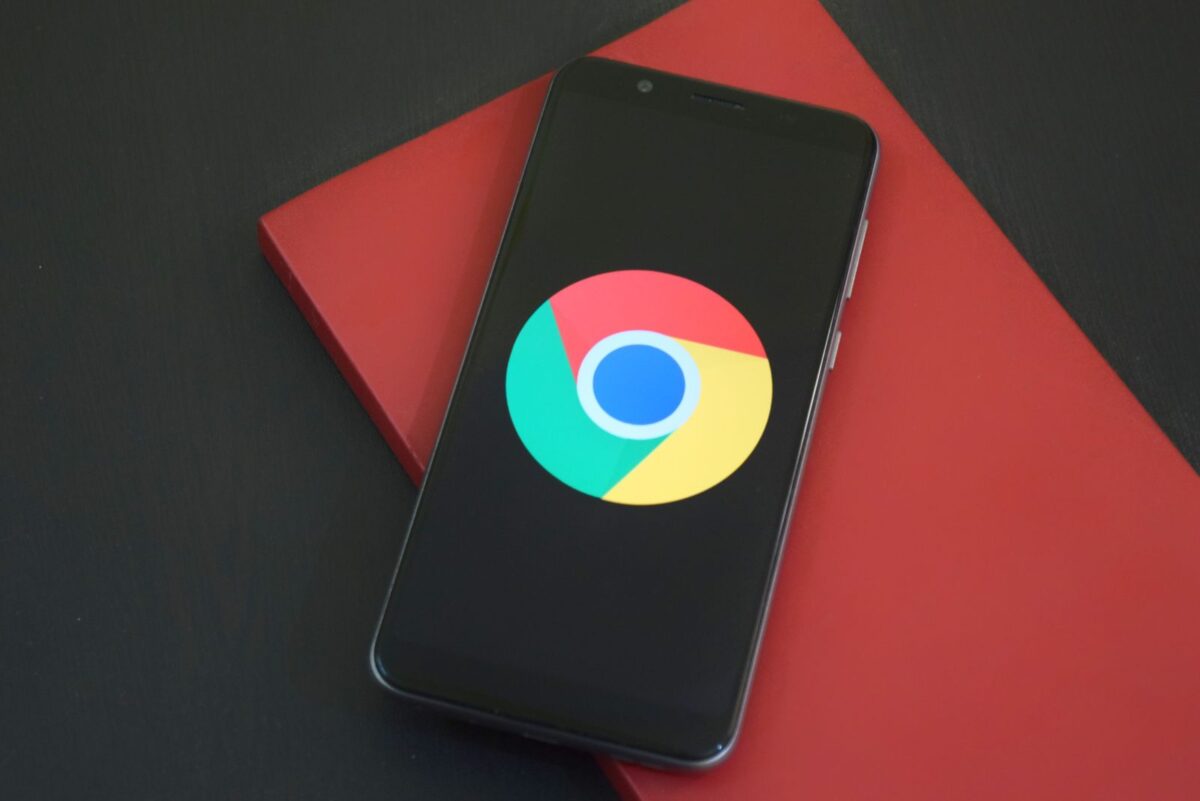 Smartphone affichant le logo du navigateur internet Google Chrome